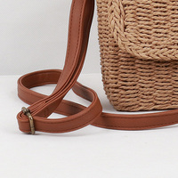 Sac fourre-tout décontracté pour femme en corde de papier naturel tressée marron avec bandoulière en PU et design boule en peluche