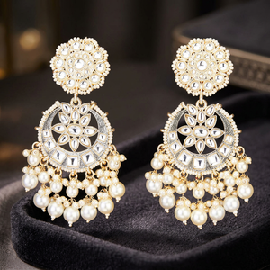 ต่างหูแบบคลาสสิกสำหรับผู้หญิง Kanhai Jewels รุ่น Chandelier ทำจากทองเหลืองชุบทองประดับมุกเทียม เหมาะสำหรับโอกาสพิเศษ น้ำหนัก 30 กรัม ปราศจากนิกเกิลและตะกั่ว - Product Image 3