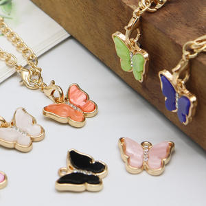 Precio barato Aleación de Zinc forma de mariposa cadena de identificación clásica para taza <span class=keywords><strong>nombre</strong></span> personalizado letra inicial encantos colgante accesorios 40oz - Product Image 4