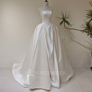 Robe de mariée moderne en dentelle ivoire LY114, col bateau, corset, robe de bal avec fleurs et appliques en cristal pour femmes - Product Image 1