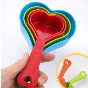 Juego de Tazas Medidoras de Plástico en Forma de Corazón Coloridas de Alta Calidad para Hornear y Cocinar - Product Image 4