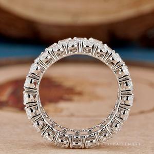 Bague en diamant de joaillerie fine et glamour avec un design à trois pierres et un éclat brillant pour des moments mémorables - Product Image 4