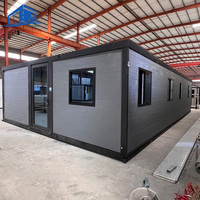 Maison-conteneur extensible de 40 pieds Bâtiments à structure en acier Chambre à coucher avec cadre noir, mur ancien, motif en bois de chêne gris,