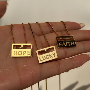 Collana con Ciondolo Rettangolare in Acciaio Inossidabile Impermeabile, Gioielli Personalizzabili con Incisione, Simbolo di Speranza, Fortuna e Fede per Donne - Product Image 2