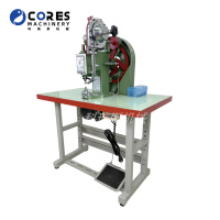 Machine semi-automatique de poinçonnage et de rivetage pour l'installation d'œillets et de boutons dans les semelles intermédiaires de chaussures pour femmes
