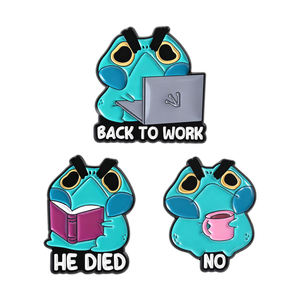 เข็มกลัดรูปกบเอเลี่ยนแปลกตา ลายการ์ตูนกบอ่านหนังสือ เข็มกลัดโลหะติดกระเป๋าเป้ ป้ายติดปกเสื้อ เครื่องประดับตลกๆ ของขวัญ - Product Image 1