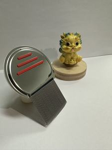 Peine para Piojos, Liendres, Garrapatas y Pulgas con Mango de Acero Inoxidable y Pasadores Ranurados, con Líneas de Plástico Antideslizantes, Venta al por Mayor de Fábrica - Product Image 2