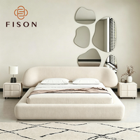 Ensemble de chambre à coucher moderne et minimaliste, lit king size, cadre en bois, tête de lit en tissu bouclé, grand lit pour hôtel ou villa