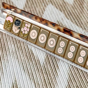 Set Mahjong Americano Personalizzato di Lusso in Acrilico a Strato Singolo, con Tessere Incise Wild Mare, Rose del Deserto/Verde Heritage, Nuovo Set da Viaggio - Product Image 5