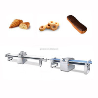 Offre spéciale machine de fabrication de croissants fourrés au chocolat machine de laminage de pâte à croissant en vente