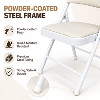 Chaise pliante élégante en PU beige rembourrée avec cadre en acier blanc, idéale pour le salon, la décoration intérieure et comme siège supplémentaire.