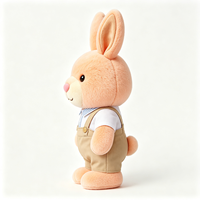 Adorable lapin en peluche, poupée en peluche, style preppy, chemise kaki, pantalon à bretelles, tenue douce, jouet en peluche de haute qualité