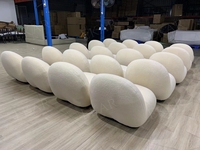 Chaise longue de forme unique avec corps en coton moulé et base en métal noir mat
