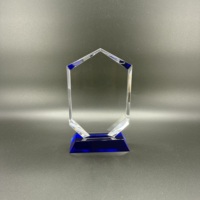 Vente en gros de trophées en cristal de différentes formes avec base colorée en cube de cobalt rotatif