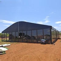 Tente de réception de luxe à cadre noir, taille personnalisée, tente événementielle temporaire d'extérieur avec toit en PVC noir et parois latérales transparentes