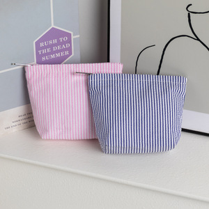 Wholesale <strong>Large</strong> Capacity Stripes Seersucker Cosmetic <strong>Bag</strong> With Zippered Closure Travel Toiletry Pouch Beach <strong>Makeup</strong> <strong>Bag</strong> for Women - Product Image 4