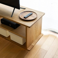Meuble TV sur mesure en bois massif avec porte coulissante, console multimédia en chêne et noyer, unité de divertissement à profil bas