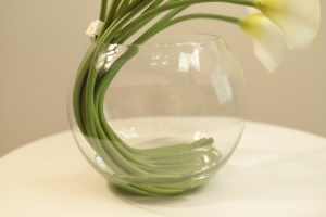 Elegant <strong>Artificial</strong> <strong>Calla</strong> <strong>Lily</strong> <strong>Arrangement</strong> in Glass Vase Home &amp; Hotel Decoration Product - Product Image 5