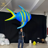 Poupée de poisson de mer gonflable de 2 m de long pour l'ouverture d'un festival de cinéma, accessoire de spectacle