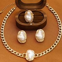 Collier de perles irrégulières en alliage plaqué or de luxe vintage européen et américain avec pierres naturelles pour femme – Collection Anniversaire