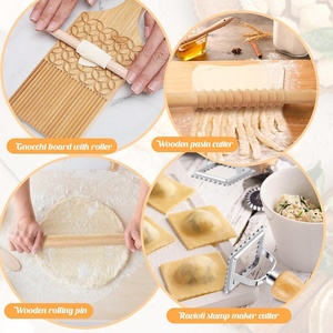 Kit de fabrication de pâtes en bois avec planche à gnocchis, moules à raviolis, rouleau à pâtisserie et roulette à découper - Product Image 2