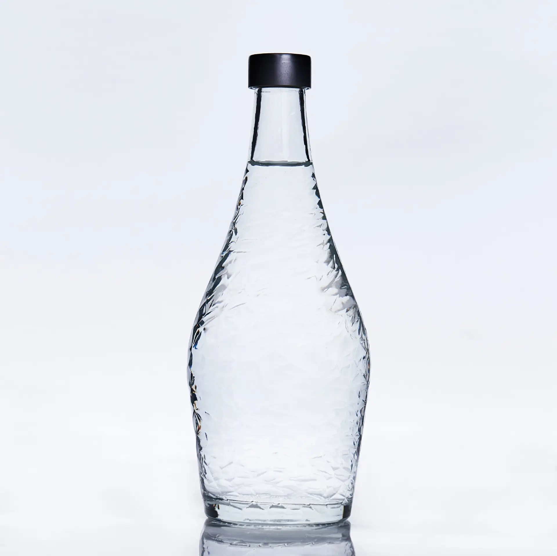 स्क्रू कैप के साथ कस्टम नई डिज़ाइन 520 मिलीलीटर 500 मिलीलीटर ग्लास स्पार्कलिंग पानी शराब की बोतल