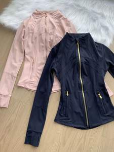 Chaqueta de yoga cremosa personalizable para mujer con cremallera completa - Chaqueta deportiva ajustada con cremalleras doradas, elástica para gimnasio y uso diario - Product Image 6