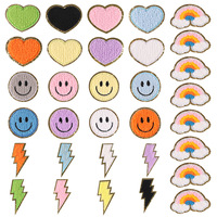 Vente en gros de nombreuses couleurs paillettes chenille dessin animé coeur sourire arc-en-ciel foudre fer sur patchs