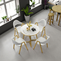 Design moderne 1 table à manger en bois avec 4 chaises de loisirs en cuir pour l'hôtel, le restaurant, le café et la réception.