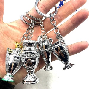 Trofeo de Resina Chapado en Oro de Small World Sports, Premio de Fútbol, Llavero para Fanáticos del Fútbol, Ecológico, Marca RAYSYN, Trofeos de Bienvenida - Product Image 2