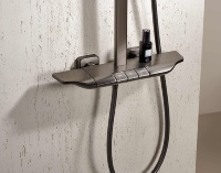 Ensemble de douche gris anthracite avec grande étagère de rangement, colonne de douche murale carrée avec douchette à effet pluie pour la rénovation de salles de bain d'hôtel