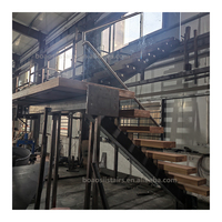 Escalier droit en bois massif de conception moderne avec main courante montée sur le dessus Intérieur en forme de U pour appartement et hall Économie d'espace