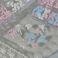 12 Grilles de décorations pour nail art : nœuds en satin, nœuds perlés, breloques en résine sculptée souple, style japonais et français, pour ongles scintillants