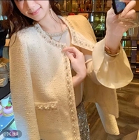 Tissu tissé en tweed lurex, idéal pour les gilets raffinés, les robes structurées et les costumes.