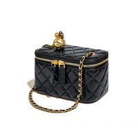 Pochette de maquillage de luxe style designer en cuir pour femme ; Sac à bandoulière tendance avec chaîne à billes métalliques, fabriqué par un fabricant de sacs.