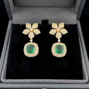 Pendientes de Plata de Ley 925 con Forma de Flor y Piedra Verde en el Centro, Joyería de Diseño para Mujer - Product Image 1