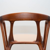 Chaise de salle à manger italienne haut de gamme avec structure en bois massif, dossier et accoudoirs rembourrés, mobilier moderne pour restaurant et hôtel PISANO