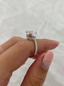 Trilogie de coussin en or massif 18 carats à la mode exclusive avec bagues de promesse faites à la main en diamant cultivé en laboratoire pour femmes en gros - Product Image 2