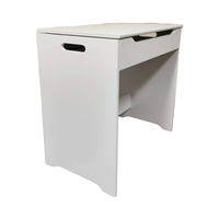 Bureau d'étude minimaliste en bois avec compartiment de rangement rabattable, adapté au jeu et à l'étude des enfants.
