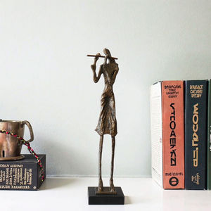 Estatuilla de músico de hierro fundido flautista 3D de bronce antiguo, estatua de escritorio o suelo impresa UV para decoración del hogar - Product Image 1