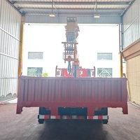 Camion-grue pour l'installation de la conduite de chauffage et l'ingénierie de chauffage urbain