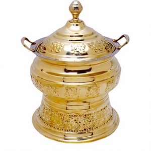 Plat de service rond en laiton doré à motif floral en relief avec couvercle et poignées – Vente directe usine indienne – Offre spéciale - Product Image 1