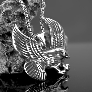 Collier avec pendentif aigle en acier inoxydable pour homme, design géométrique asymétrique, bijoux tendance - Product Image 3