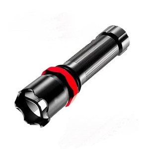 Lampe torche LED rechargeable noire avec cercle rouge, idéale pour le camping et les situations d'urgence en extérieur - Product Image 1
