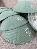 Groothandel olijfgroene corduroy bruidskippah met aangepaste borduring, gepersonaliseerde binnenprint, Joodse yarmulke, Judaica schedelkap