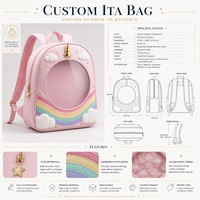 Mochila Encantadora con Diseño de Criatura Mítica, Estilo Ita Bag, Arcoíris Pastel, Base Arqueada, Adornos de Estrellas Doradas y Cuatro Parches de Nubes