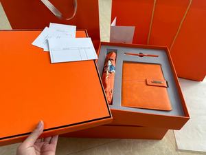 Boîte cadeau luxueuse avec un stylo, un parapluie et un carnet de notes pratiques et créatifs pour un événement d'entreprise - Product Image 2