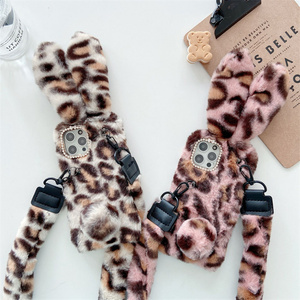 Bandoulière en fourrure en peluche pour <span class=keywords><strong>iPhone</strong></span> <span class=keywords><strong>12</strong></span> <span class=keywords><strong>Mini</strong></span> 11 13 14 15 Pro Max XS Max XR X SE 2022 6S 6 7 8 Plus Couverture de lanière de cou - Product Image 2