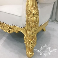Chaise de roi en bois massif doré avec revêtement en PU blanc pour salle à manger et salon d'hôtel