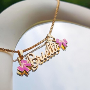 Collana Personalizzata Qiuhan con Nome in Oro e Fiocchi Rosa, Ciondolo a Cuore con Fiocco Personalizzato, Gioiello Unico Regalo per Ragazze - Product Image 4